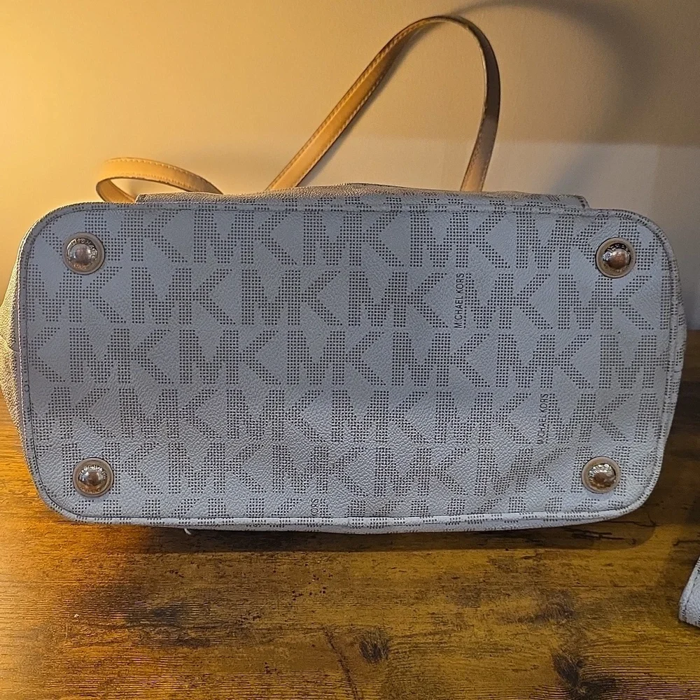 Michael Kors Tote and Wallet Set 2pc Like New!!